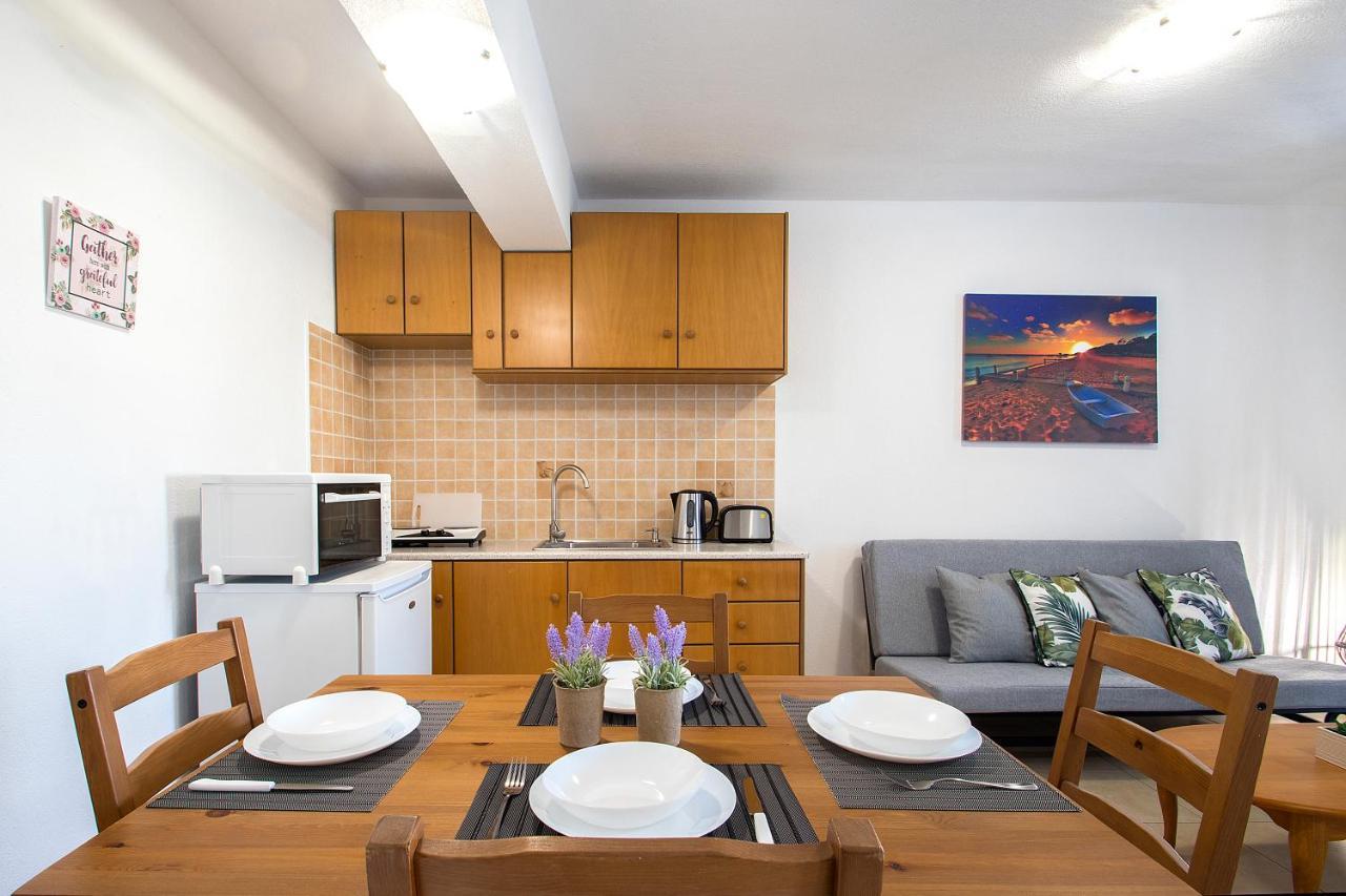D & E Apartments Skiathos Town Bagian luar foto